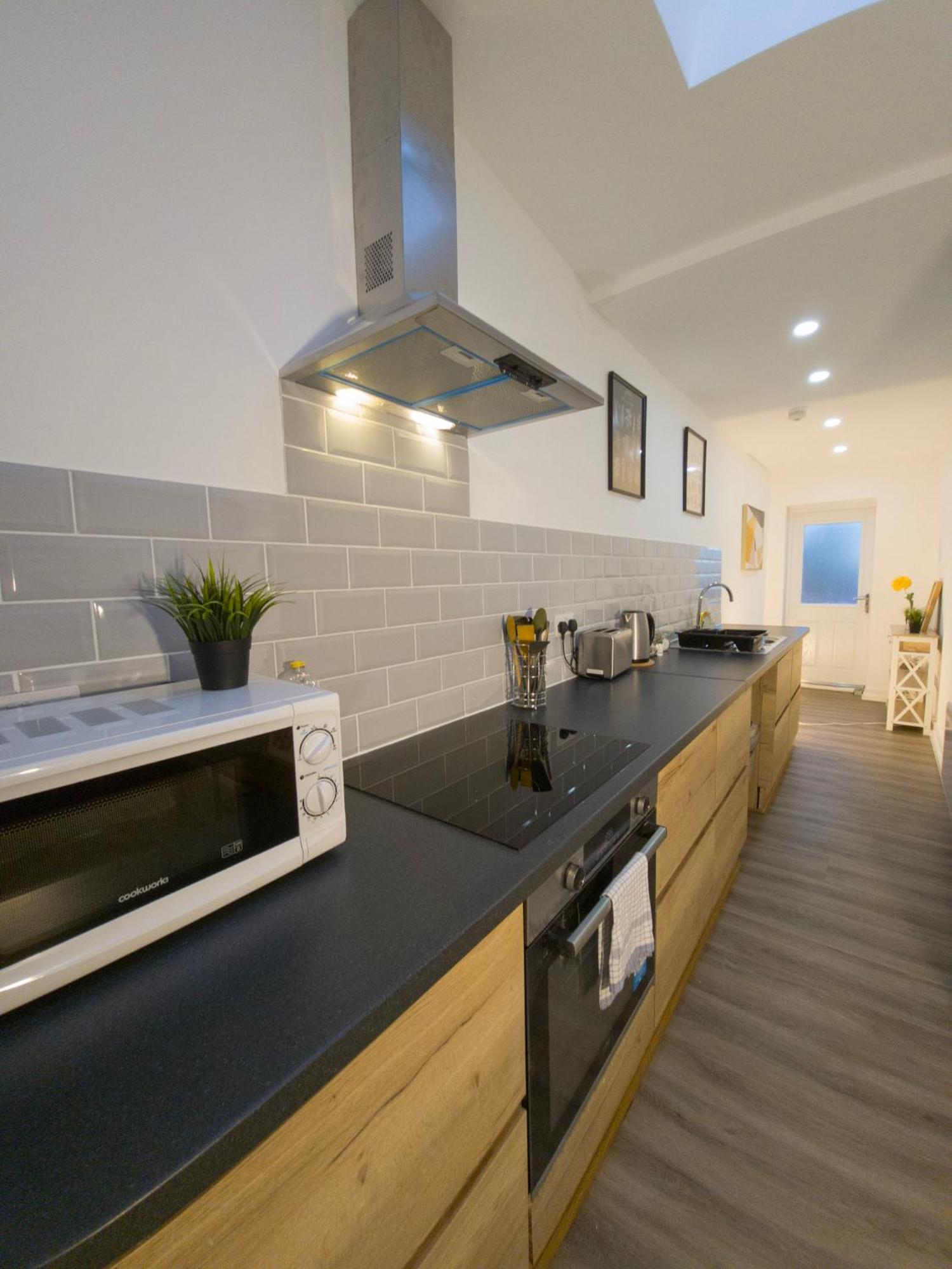 Plenty Of Parking Available; 3 Bedroom Apartment By Property Promise Cardiff Extérieur photo