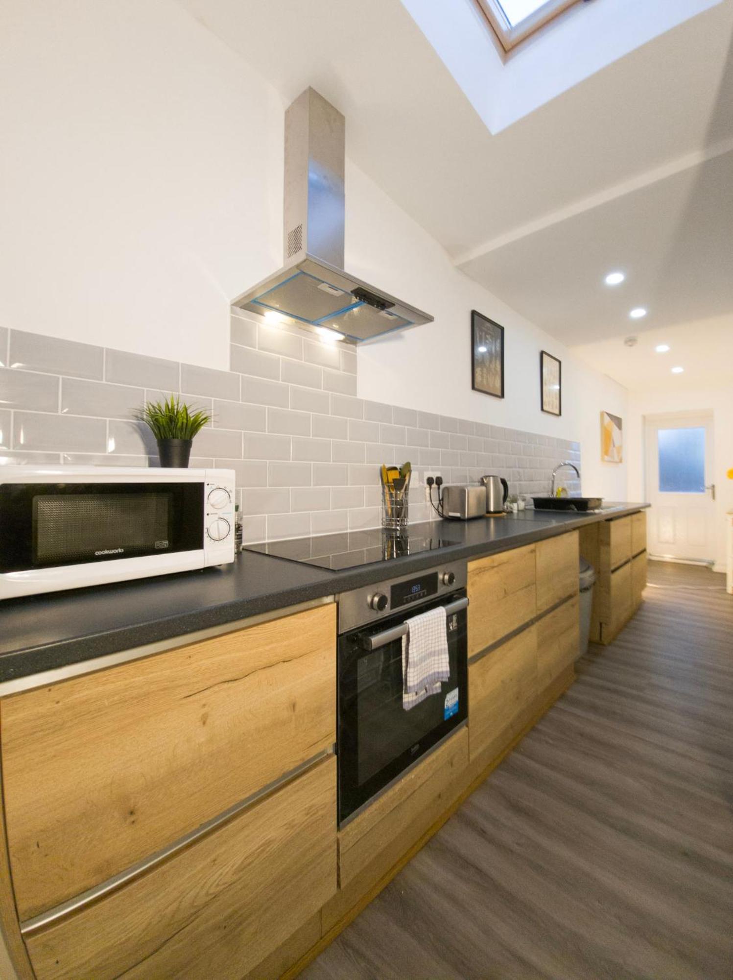 Plenty Of Parking Available; 3 Bedroom Apartment By Property Promise Cardiff Extérieur photo